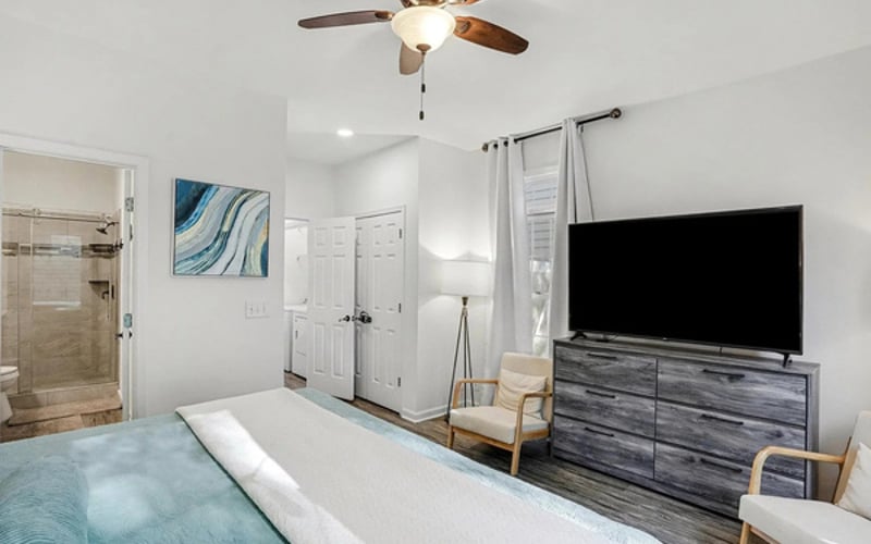 King suite with smart TV, dresser storage, and private en-suite bathroom